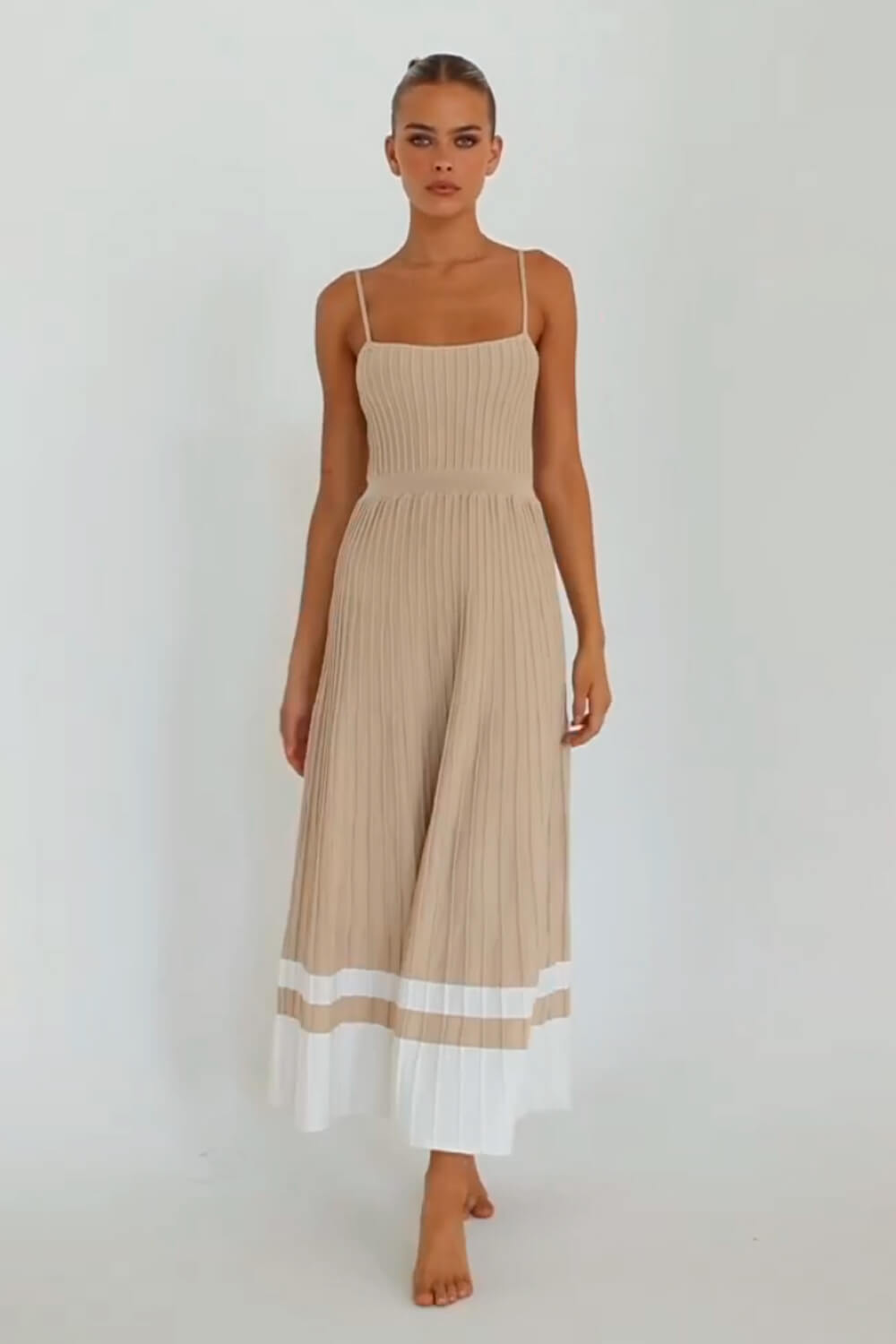 Robe midi plissée en maille à fines bretelles
