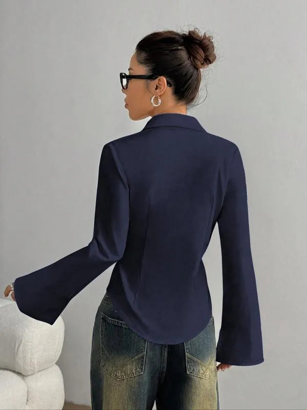 Zoom sur la matière et la finition de la chemise boutonnée