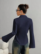 Zoom sur la matière et la finition de la chemise boutonnée
