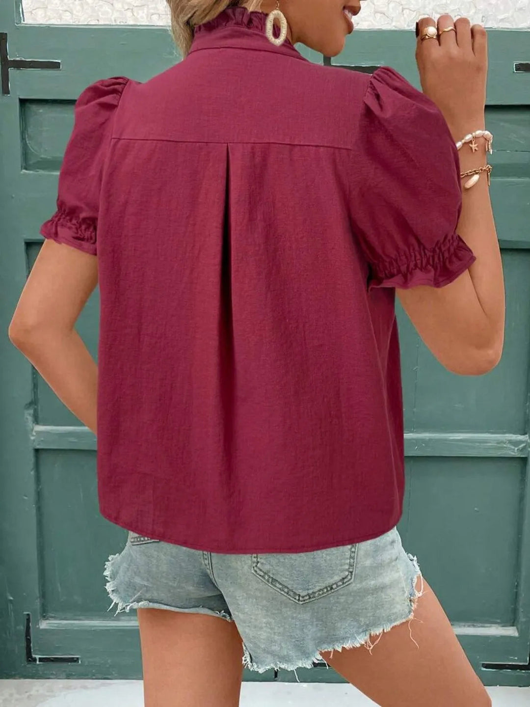 Blouse à manches courtes avec col cranté et volants brodés