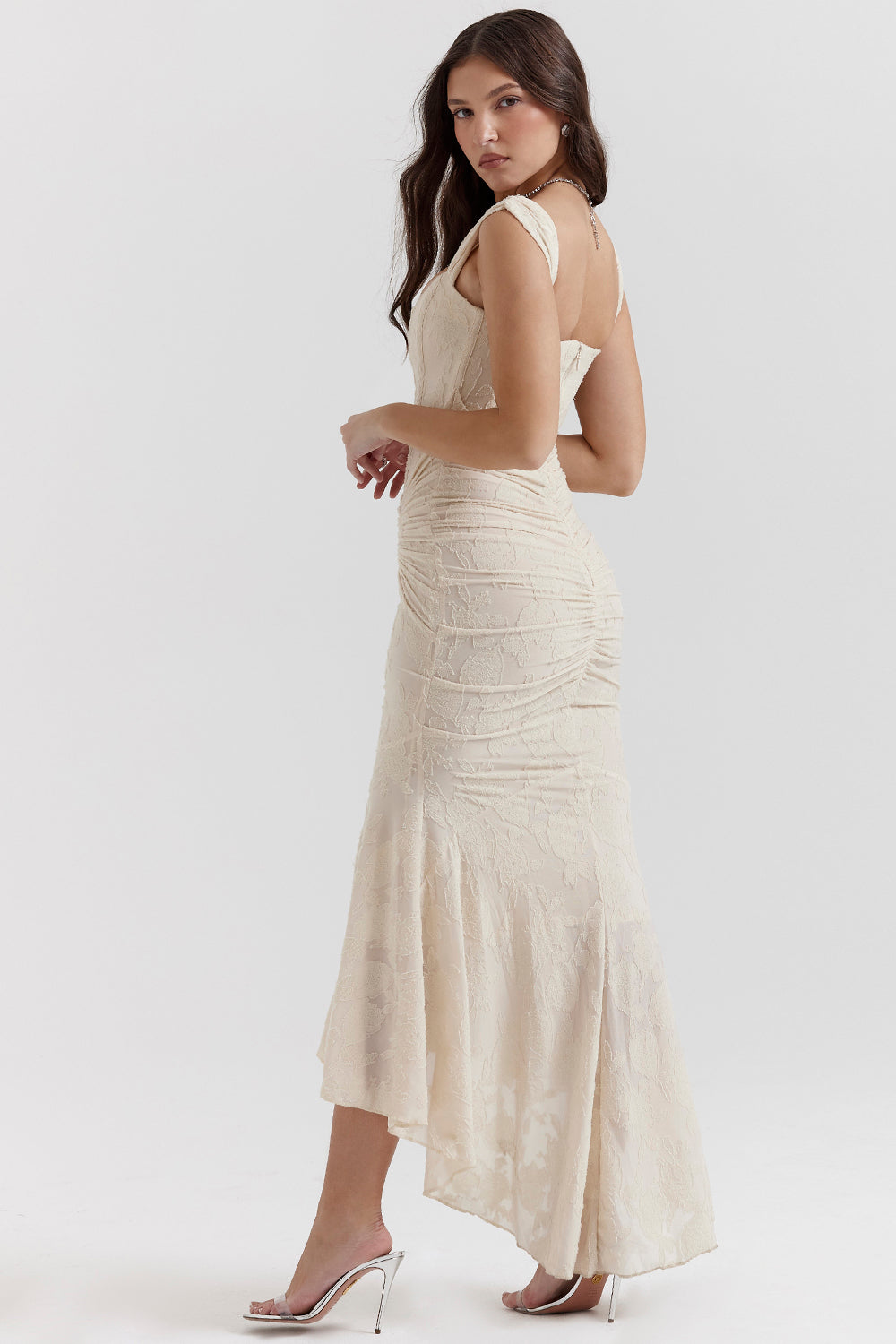 Robe mi-longue fluide rehaussant la taille cintrée