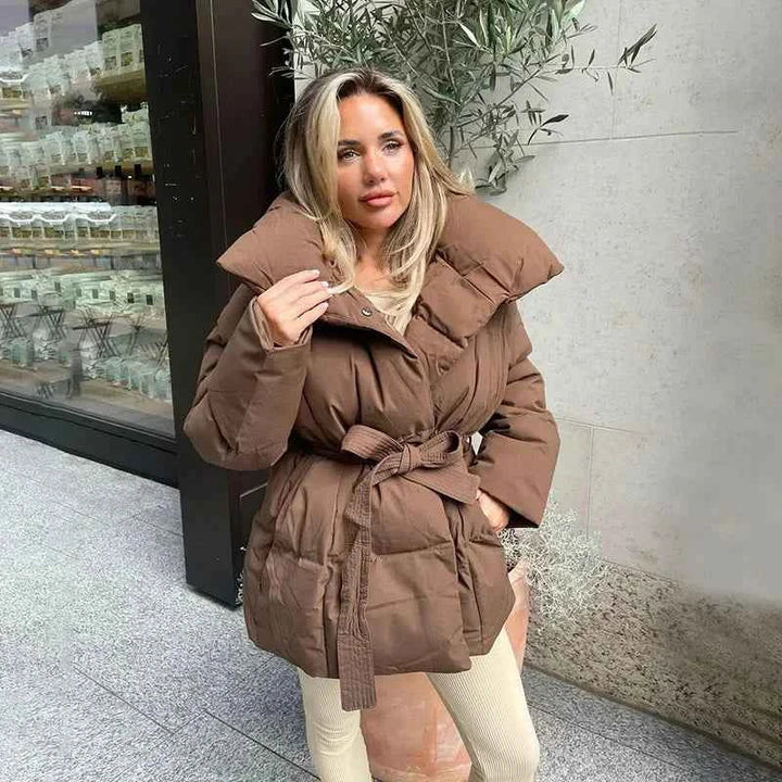 Manteau matelassé ceinturé pour femme avec col large et doublure douillette
