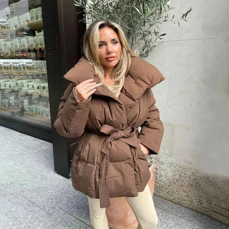 Manteau matelassé ceinturé pour femme avec col large et doublure douillette
