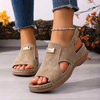 Sandales compensées femme avec semelle texturée et design confortable
