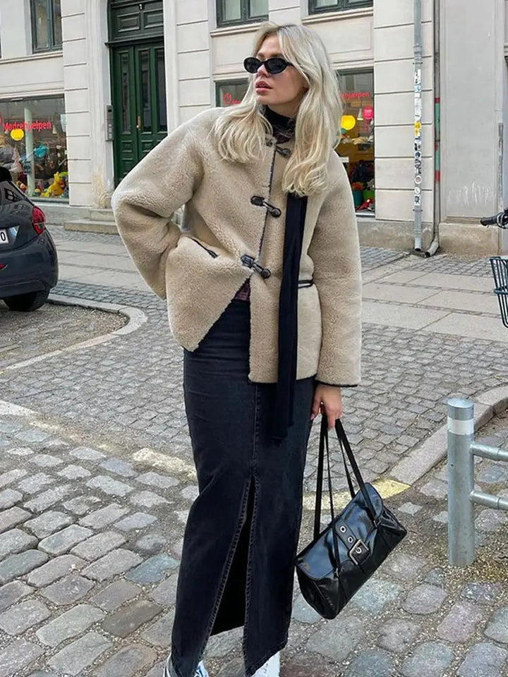 Manteau long douillet et duveteux pour un style hivernal chic
