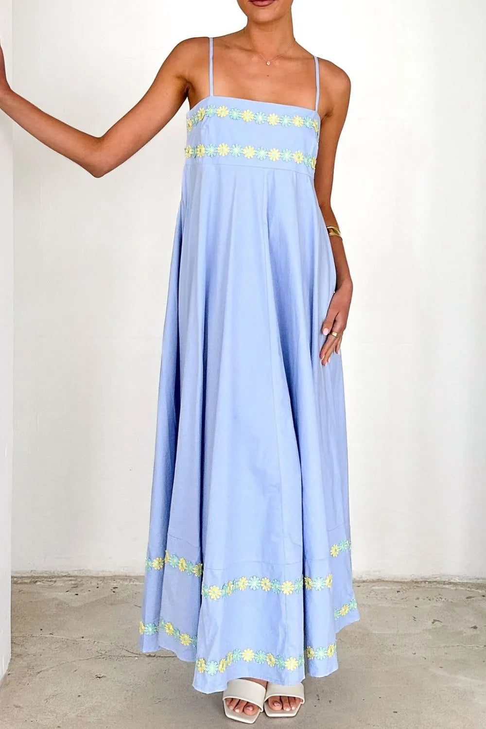 Robe longue à bretelles spaghetti brodée de fleurs