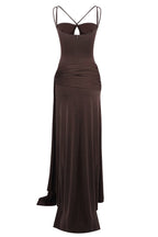 Robe maxi drapée à bretelles avec silhouette élégante