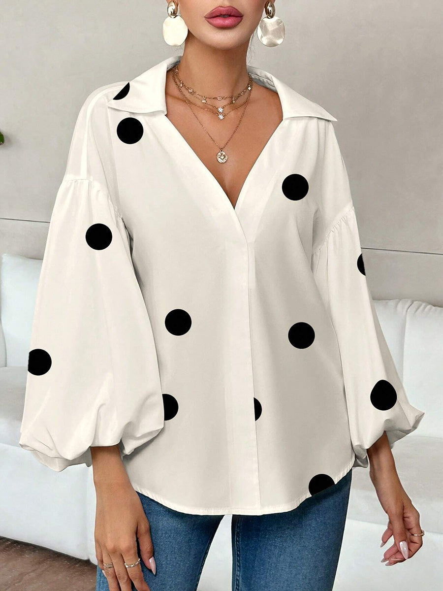 Détail du col tailleur sur blouse femme plissée à pois