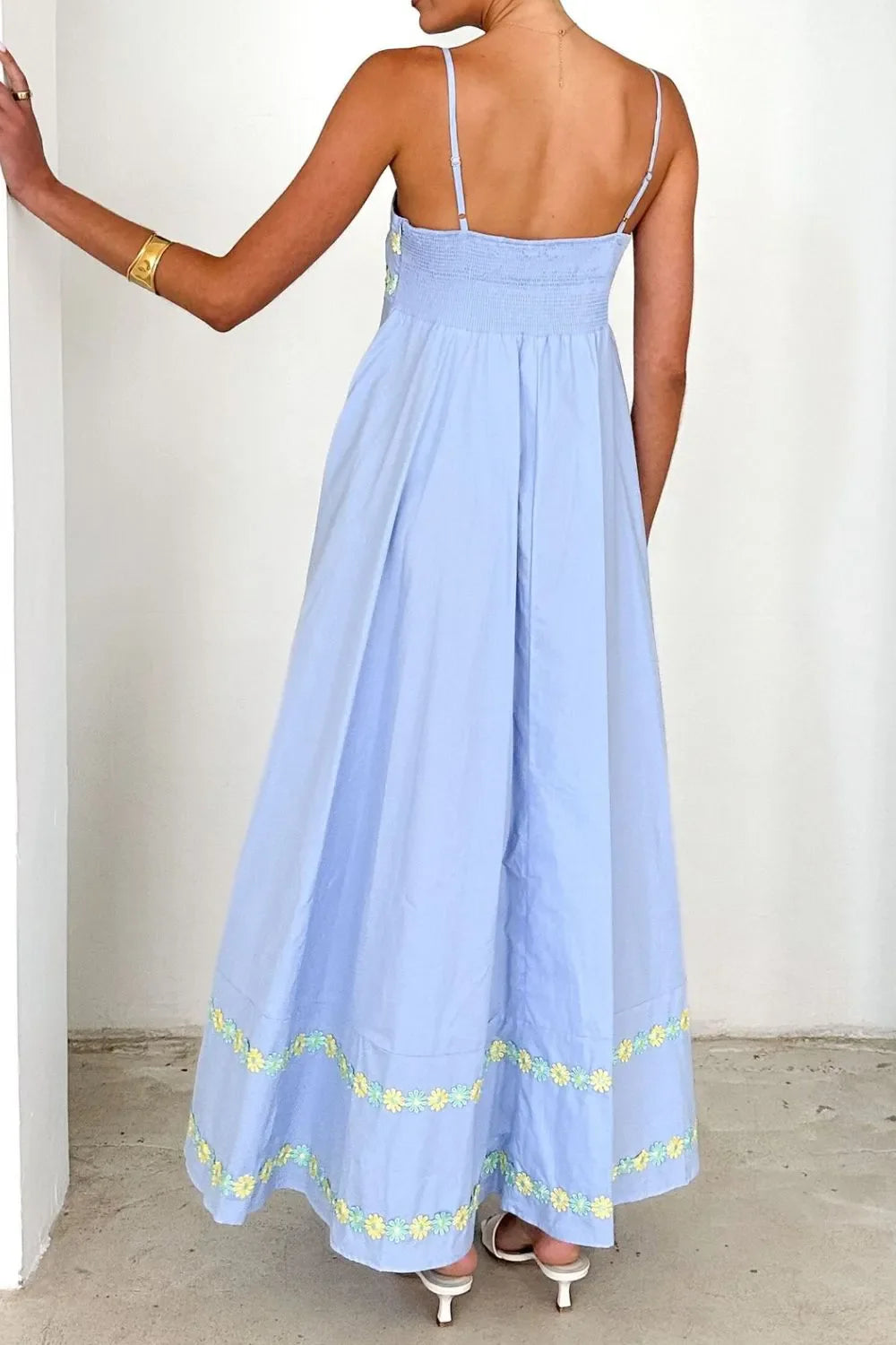 Robe longue à bretelles spaghetti brodée de fleurs