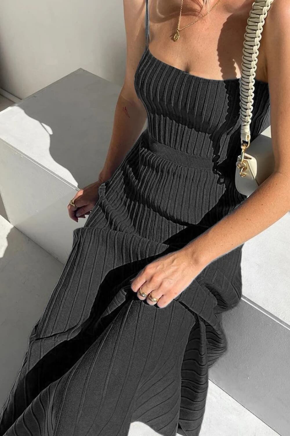 Robe midi plissée en maille à fines bretelles