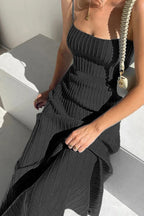 Robe midi plissée en maille à fines bretelles