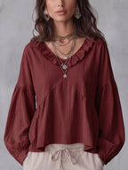 Blouse femme élégante à manches longues portée en studio