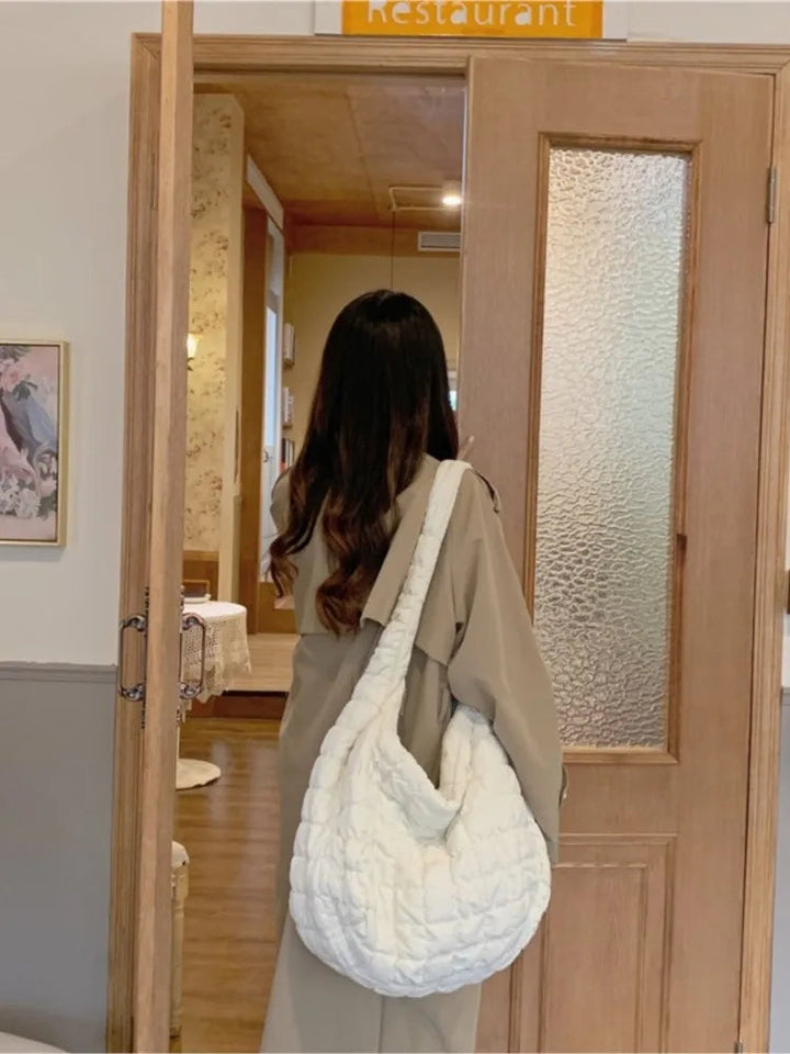 Sac d'épaule en duvet léger pour un voyage stylé