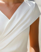 Détail du col V sur un t-shirt femme à manches courtes