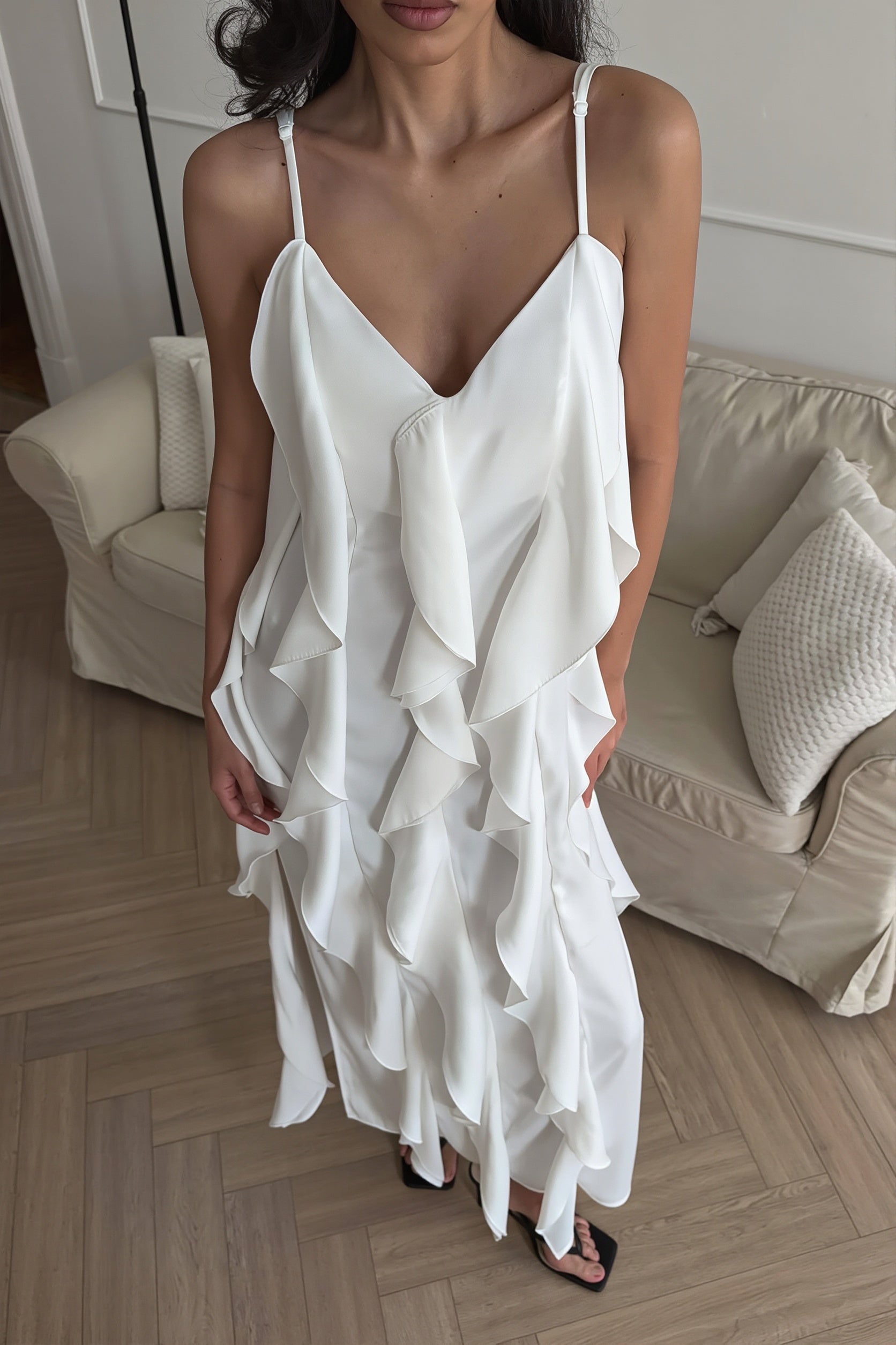 Robe longue sans manches à volants pour femme portée en pied