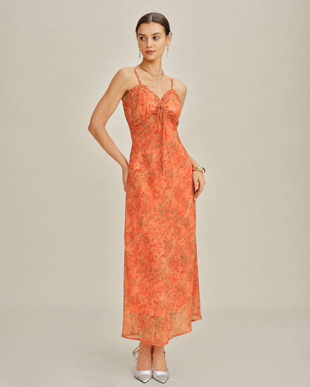 Robe longue orange à fleurs avec silhouette trapèze et bretelles fines