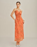 Robe longue orange à fleurs avec silhouette trapèze et bretelles fines
