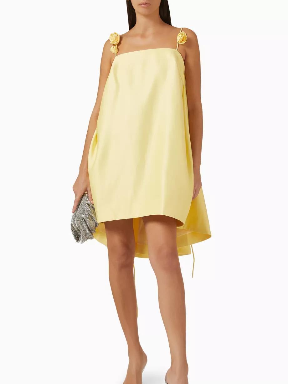 Robe mini ligne A avec bretelles en 3D et dos nu jaune