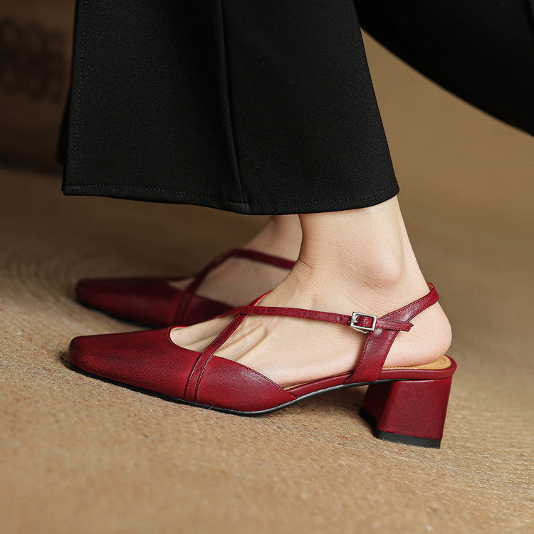 Paire d'escarpins femme avec brides croisées et talon bloc sur fond uni