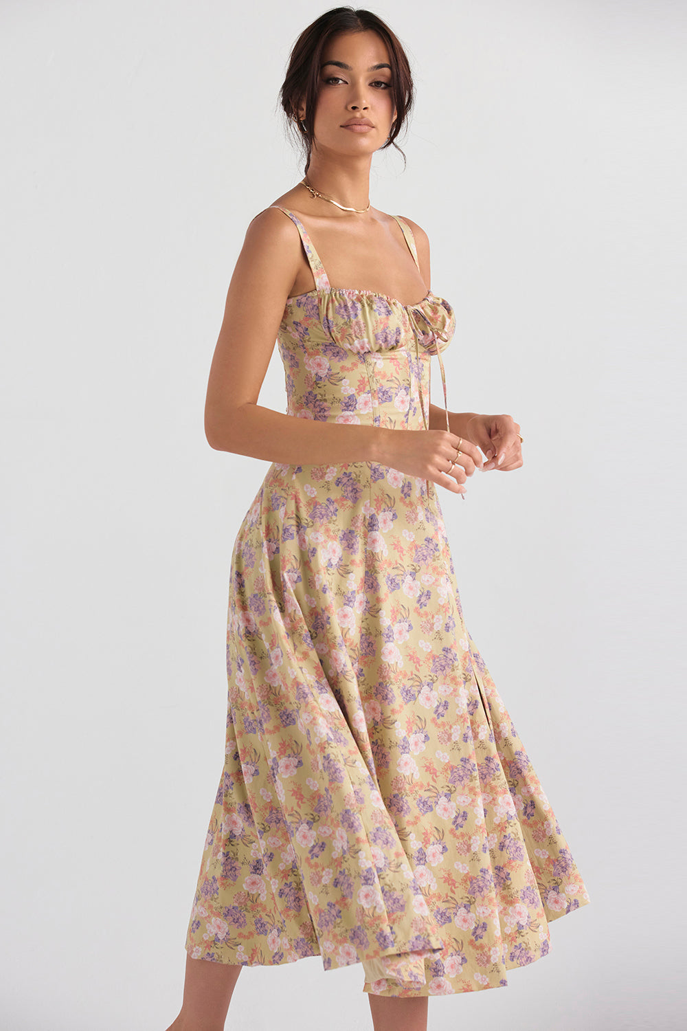 Robe moulante bustier à fleurs et taille découverte