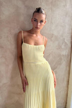 Robe midi plissée en maille à fines bretelles