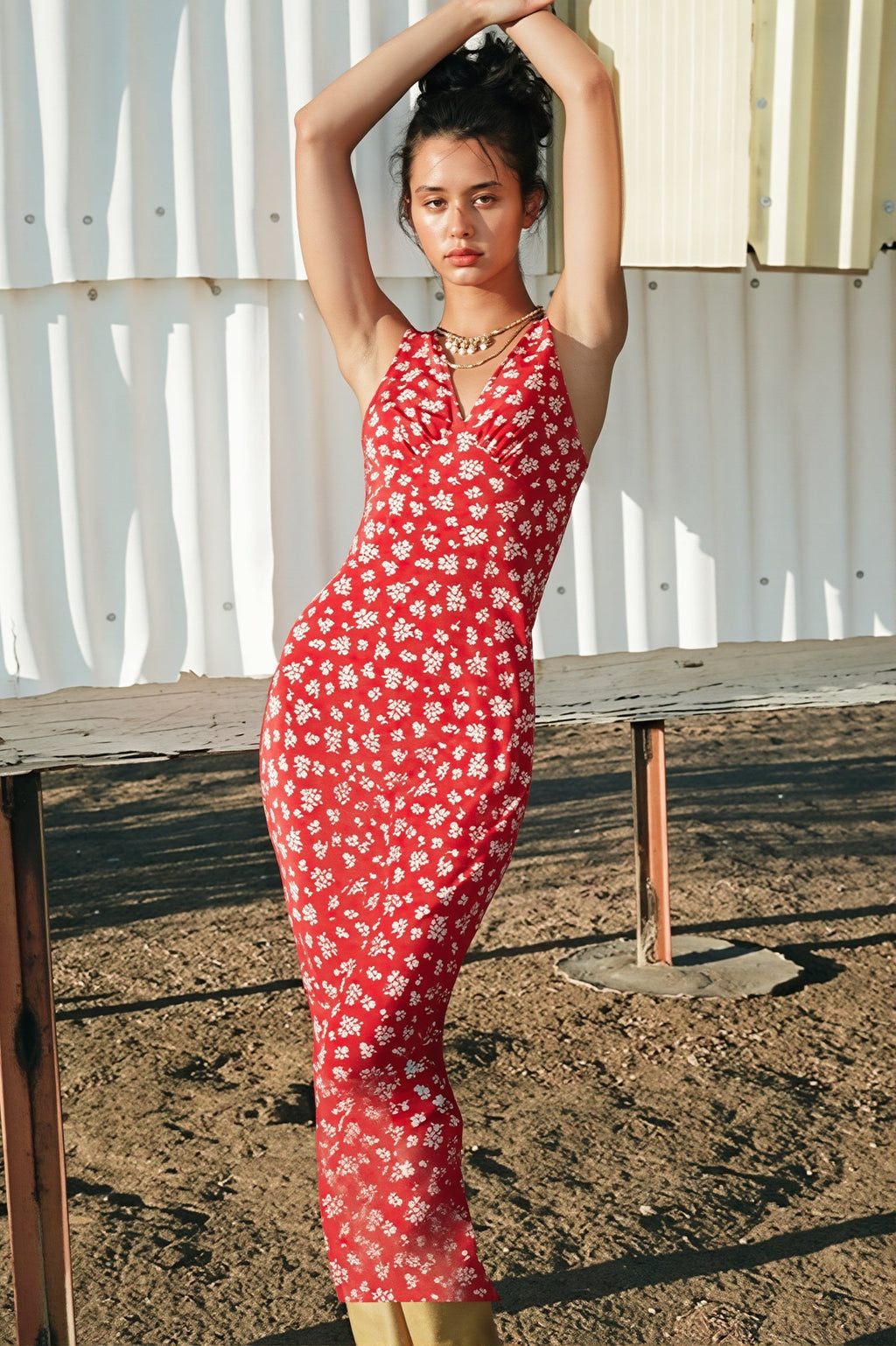 Robe maxi fleurie sans manches pour femme portée en tenue d'été