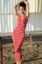 Robe maxi fleurie sans manches pour femme portée en tenue d'été