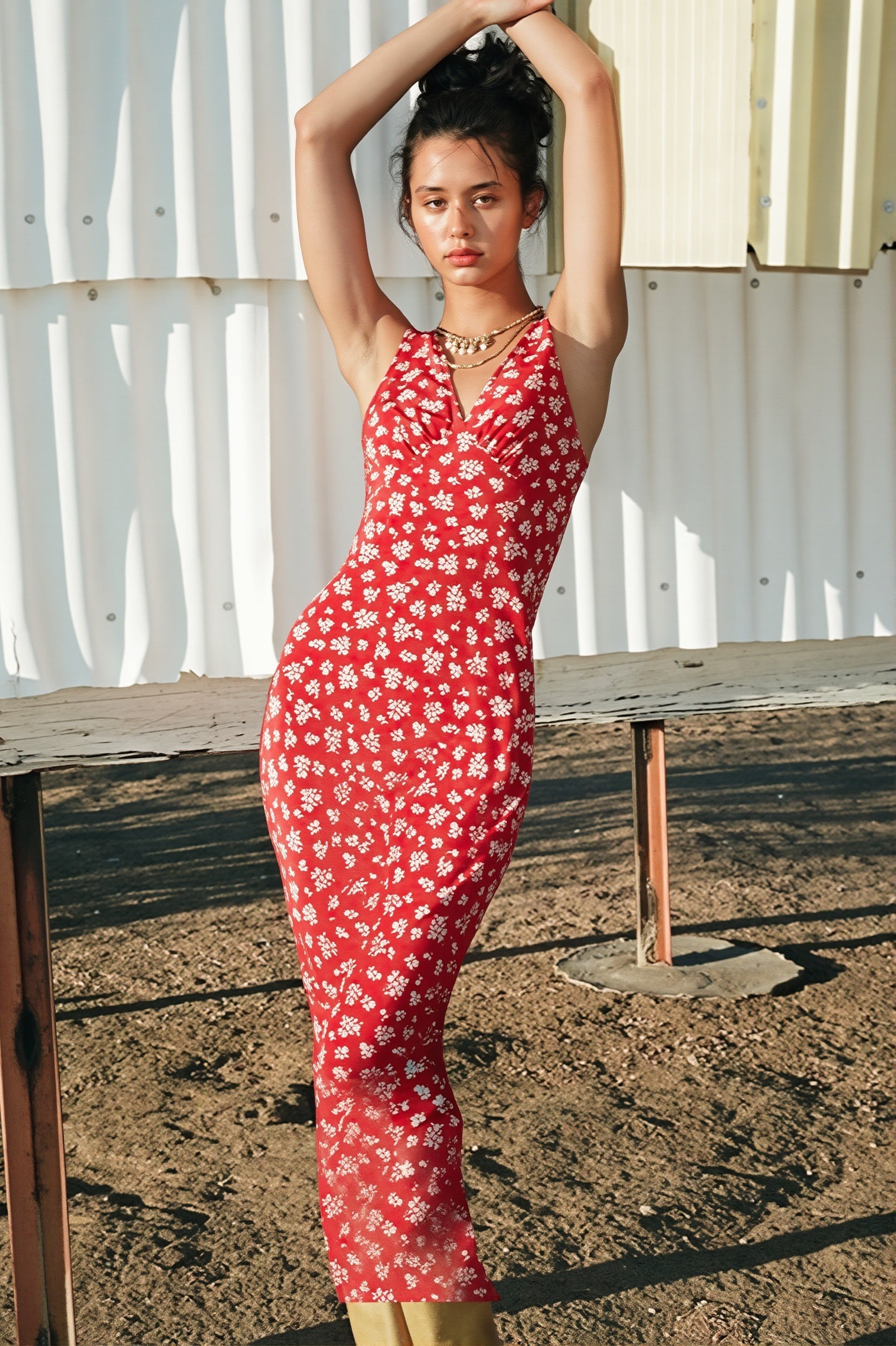 Robe maxi fleurie sans manches pour femme portée en tenue d'été