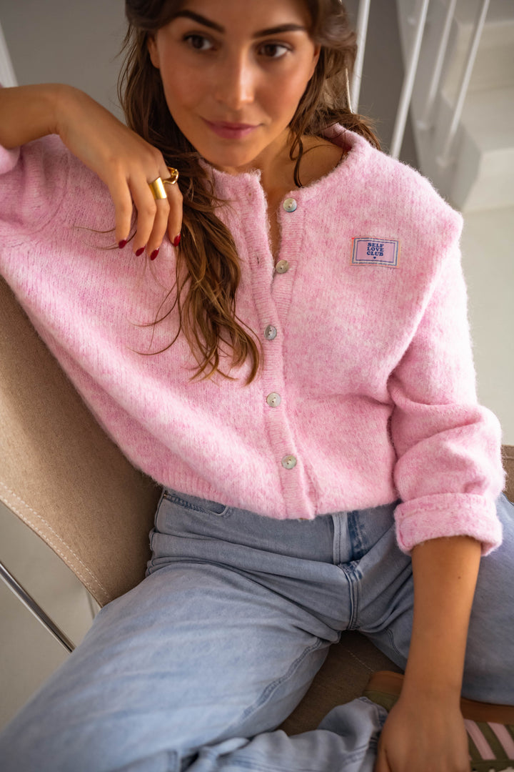 Cardigan matelassé chic rose pour looks superposés