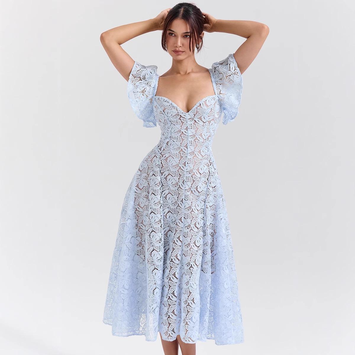 Robe midi en dentelle à manches cloche bleue