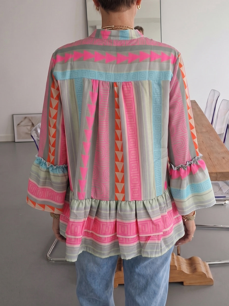 Détail de la blouse imprimée femme avec volants et manches évasées