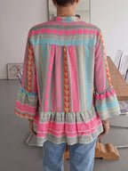 Détail de la blouse imprimée femme avec volants et manches évasées