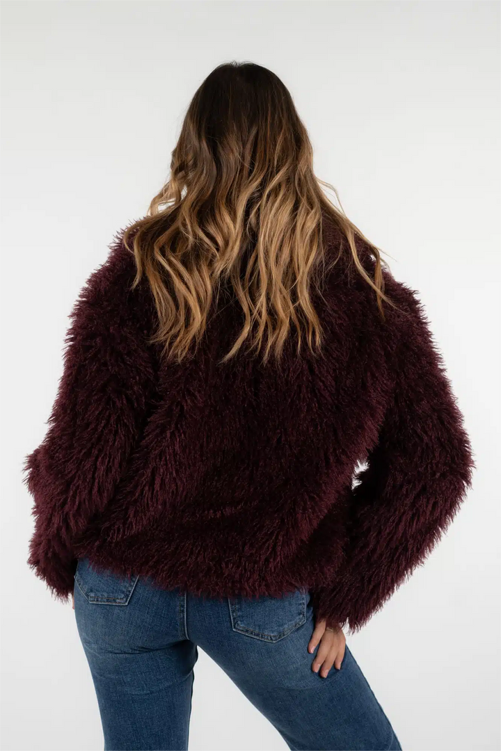 Manteau chaud en fausse fourrure pelucheuse pour un style hivernal chic