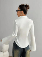 Vue latérale de la chemise femme cintrée