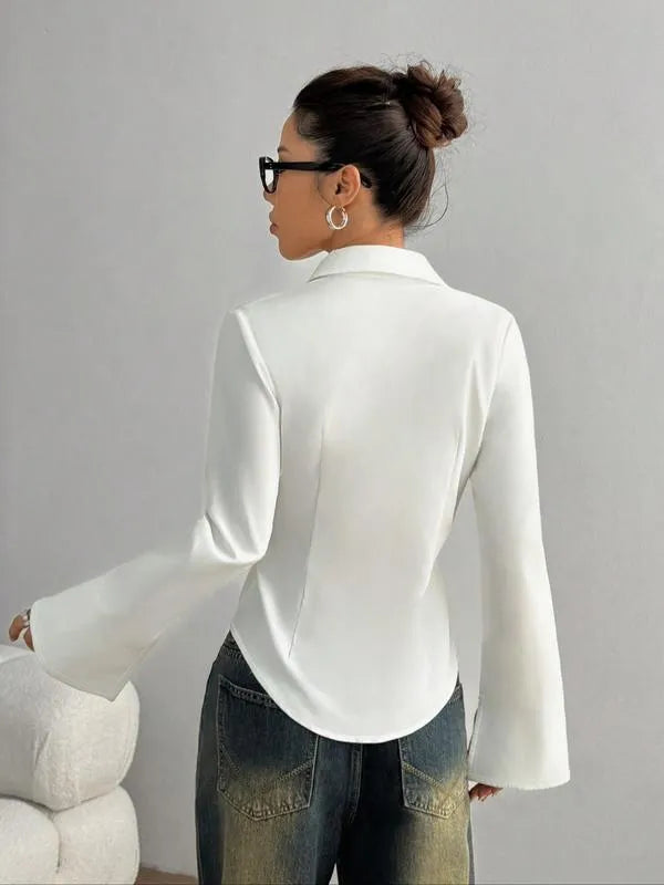 Vue latérale de la chemise femme cintrée
