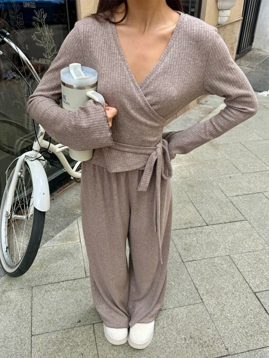 Ensemble coordonné gris en maille côtelée avec crop top et pantalon à jambes larges