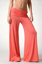Détail du pantalon femme évasé uni avec taille et tombé fluide