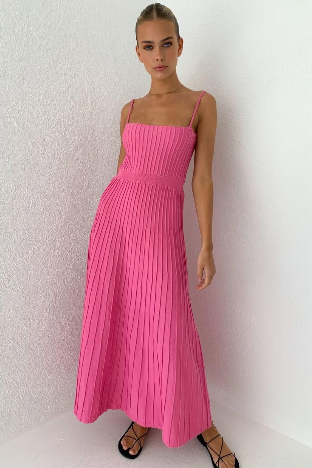 Robe midi plissée en maille à fines bretelles