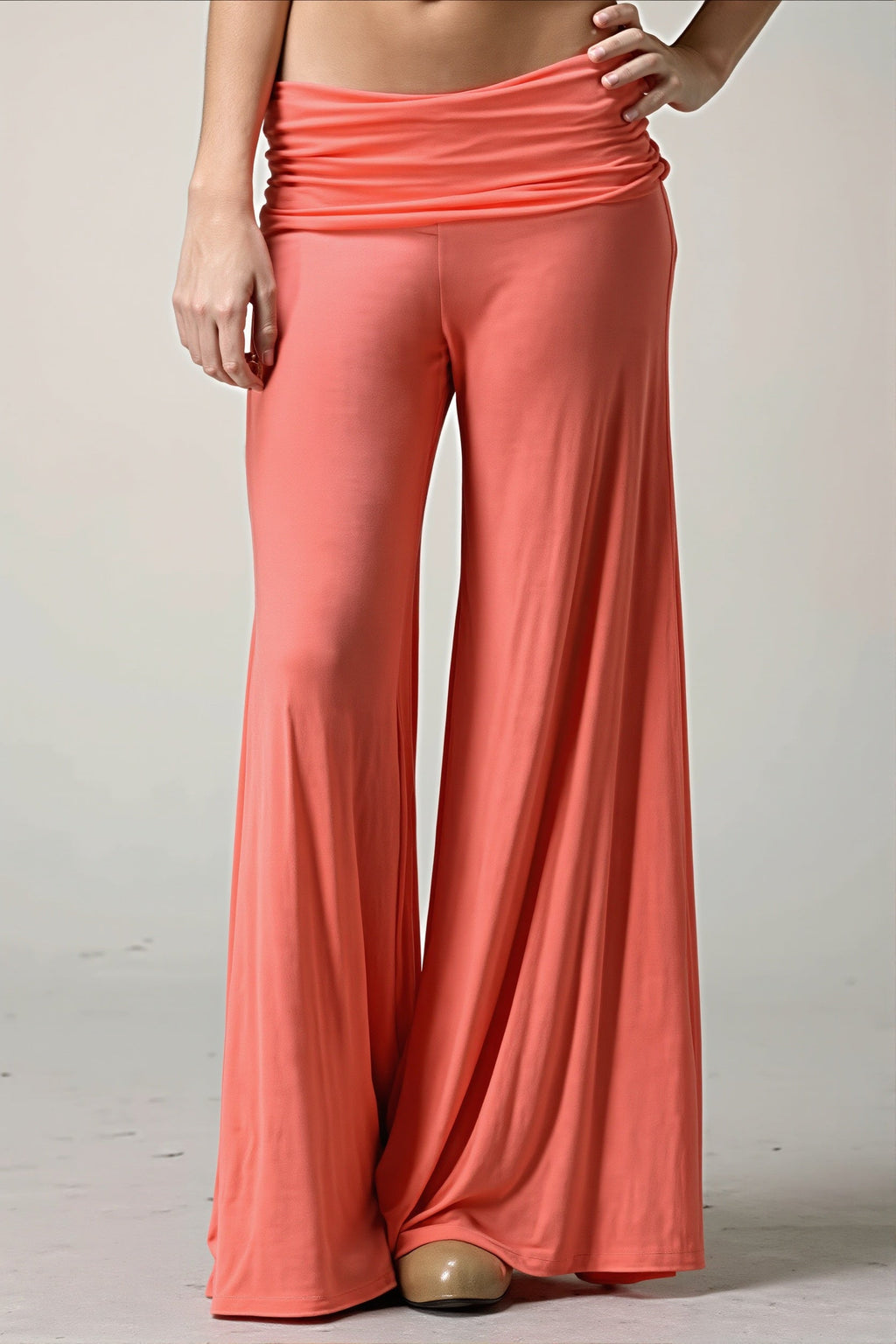 Pantalon femme long uni à jambe large et coupe évasée, vue de face