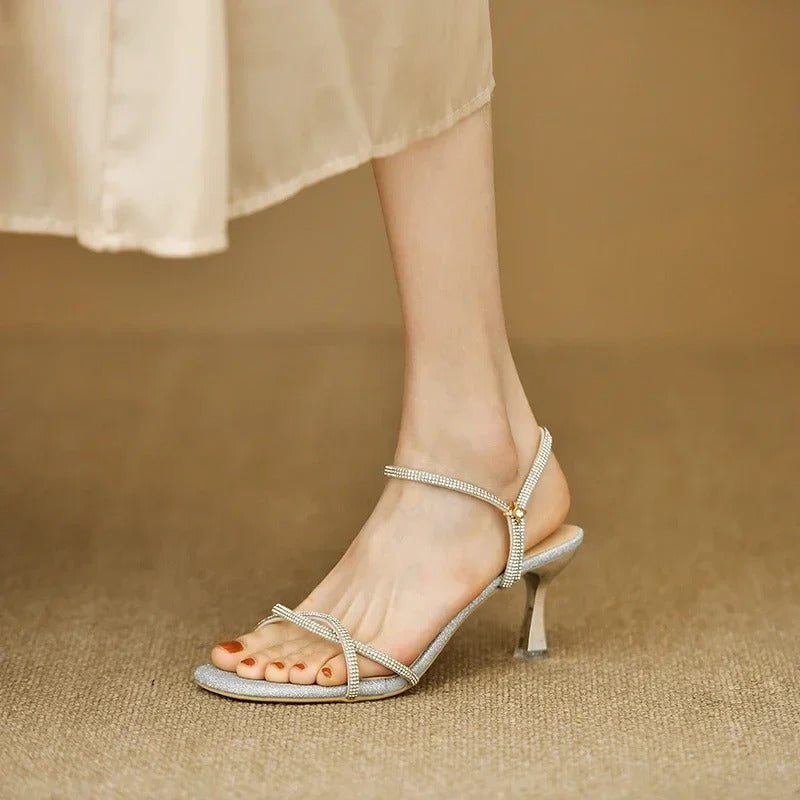 Isabelle Moreau® | Glitzernde Riemchensandalen mit Metallic-Absatz