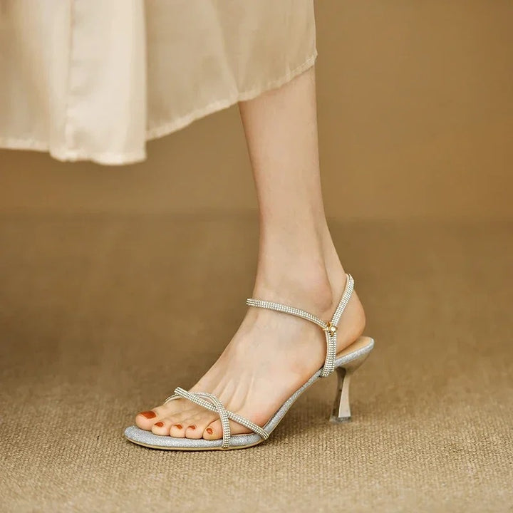 Isabelle Moreau® | Glitzernde Riemchensandalen mit Metallic-Absatz