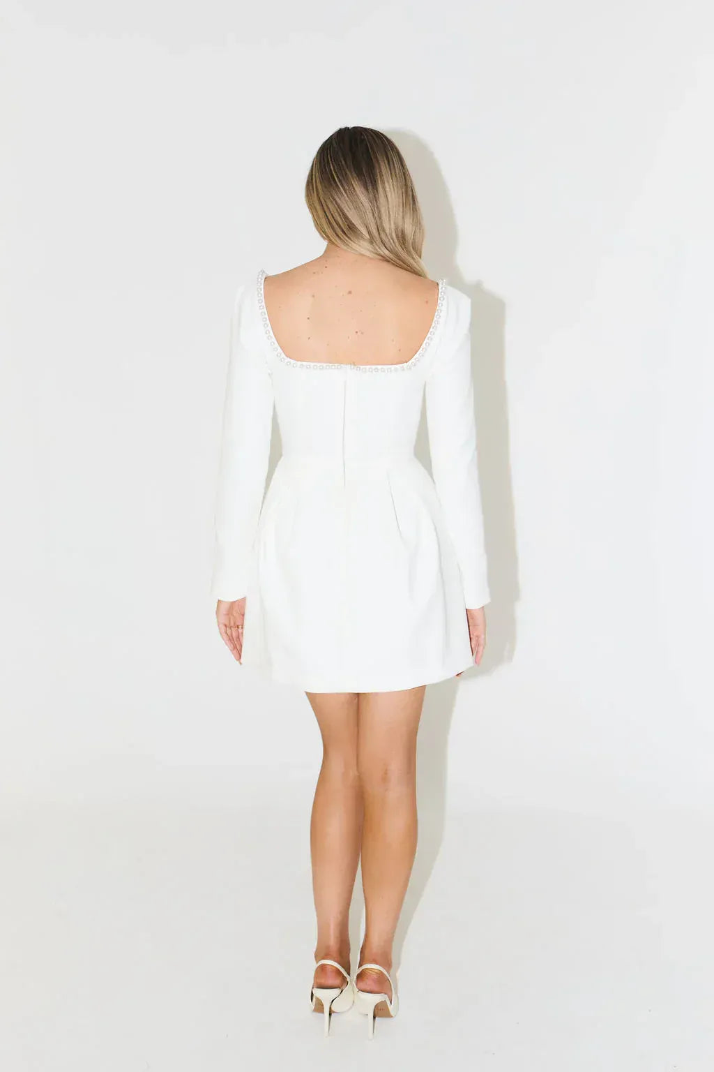Robe cocktail courte à manches longues avec bordure de perles
