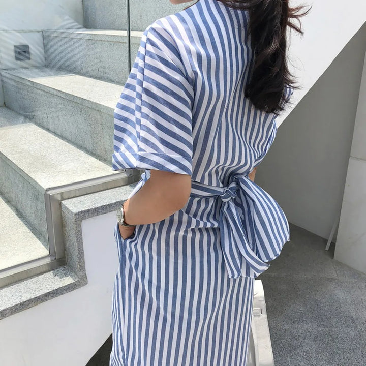 Pauline Laurent® | Robe Midi Portefeuille à Rayures Élégantes