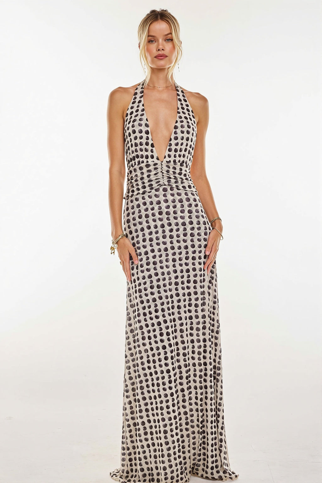 Détail du col halter sur la robe longue imprimée femme