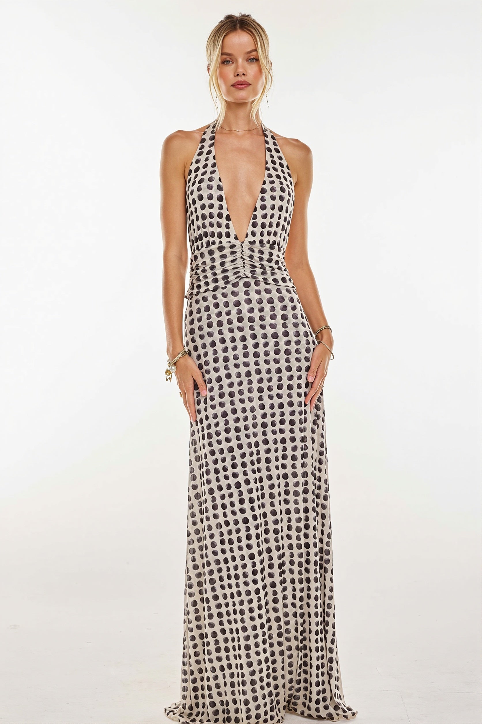 Détail du col halter sur la robe longue imprimée femme
