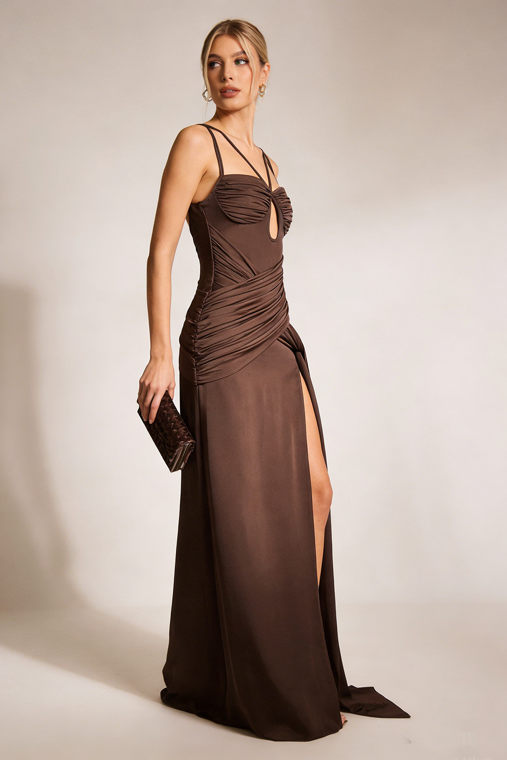 Robe maxi drapée à bretelles avec silhouette élégante
