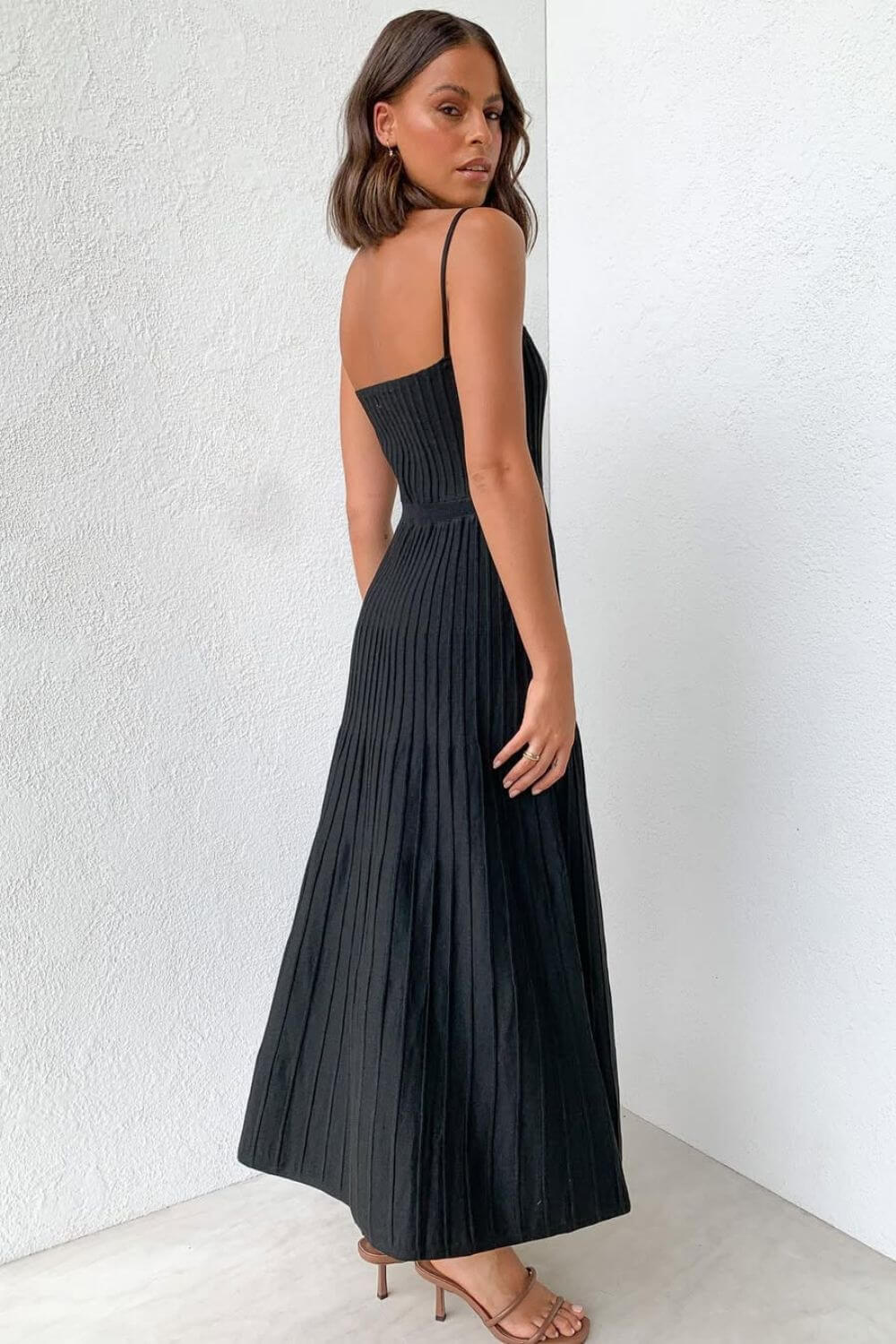 Robe midi plissée en maille à fines bretelles