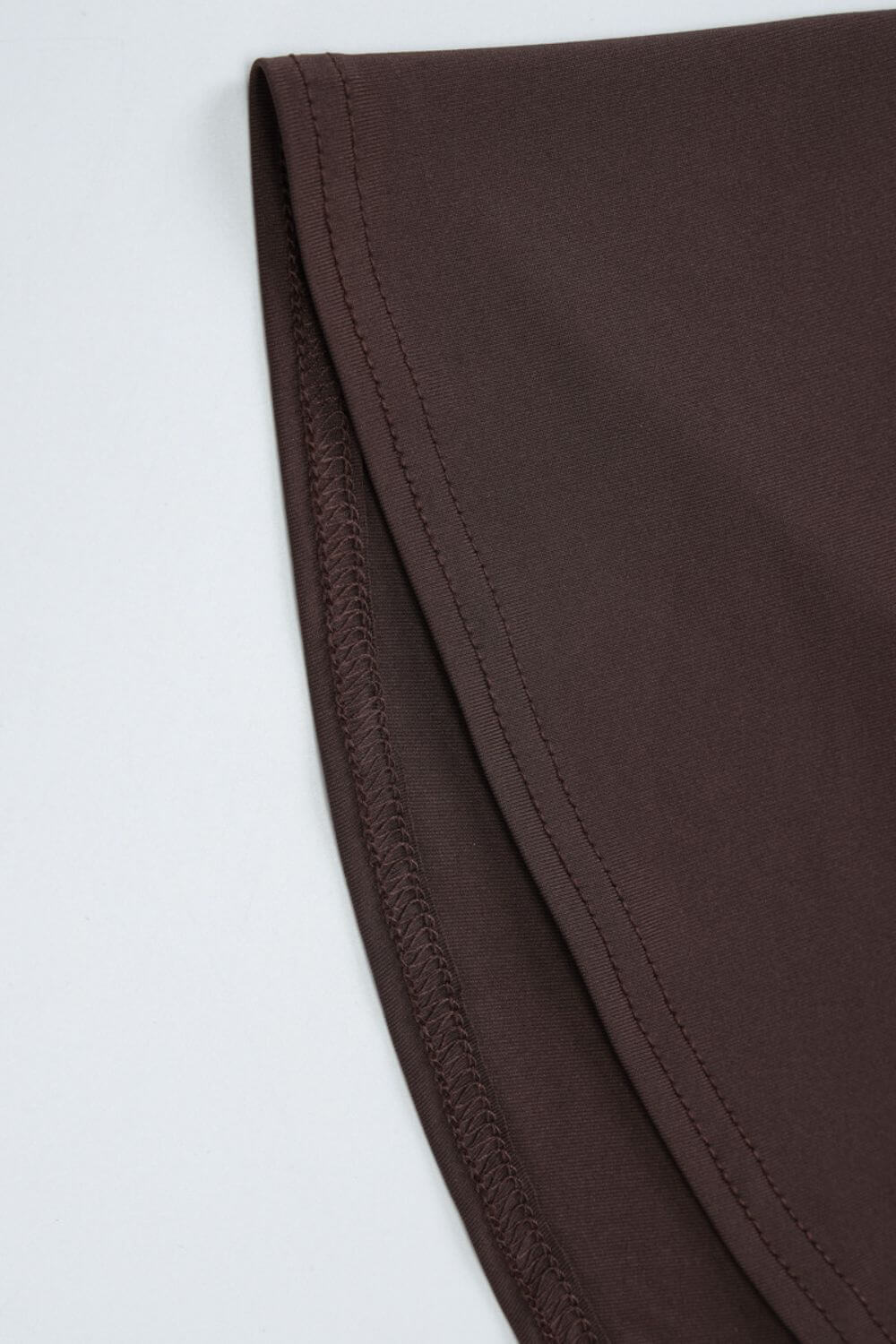 Robe courte asymétrique drapée à une épaule