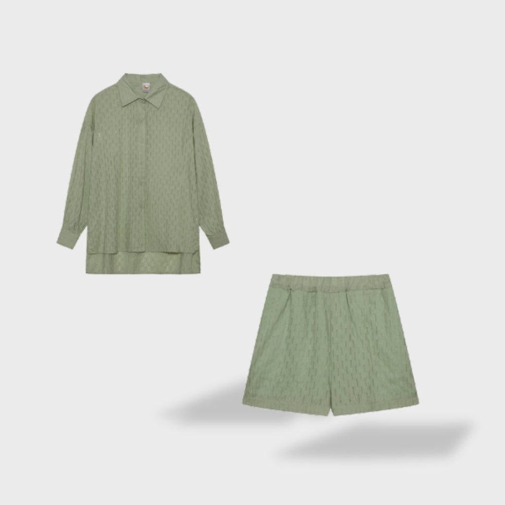 Chemise élégante femme portée avec tenue de bureau