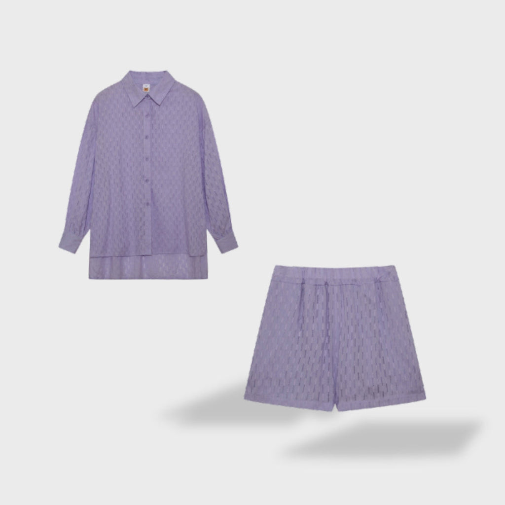 Vue arrière de la chemise fluide élégante femme
